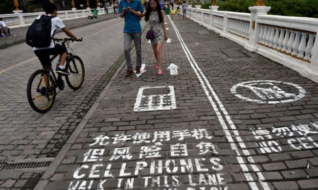 Mesaj çekerken yürüyenler için şaşırtıcı düzenleme: akıllı telefon yolu
