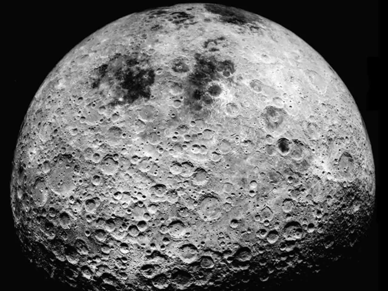 Ay'ın En Üst Katmanı, Yaşayan Tüm İnsanlara 100.000 Yıl Boyunca Yetecek Oksijene Sahip