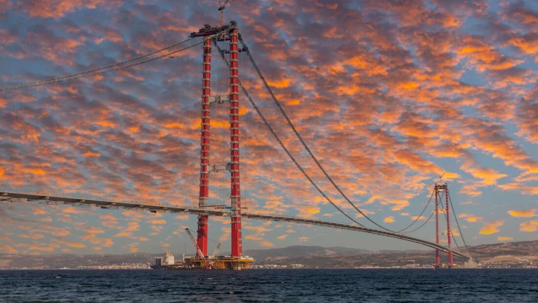 Avrupa ve Asya'yı Birleştiren Dünyanın En Uzun Asma Köprüsü Açıldı