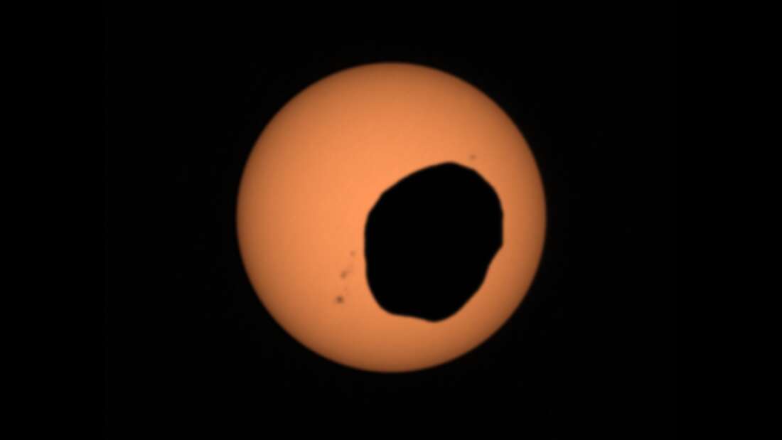 Phobos Güneşin Yanından Geçerken Perseverance Tarafından Yakalanan Mars'taki Muhteşem Güneş Tutulması