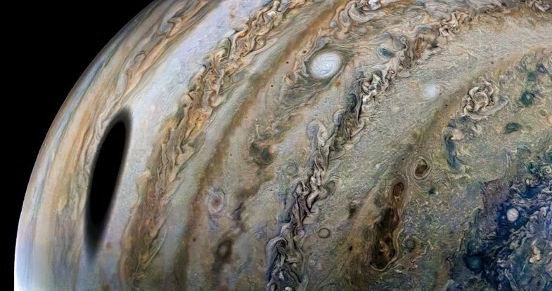 Juno Uzay Aracı, Jüpiter'e Çarpıcı Bir Gölge Düşerken Görüntü Yakaladı