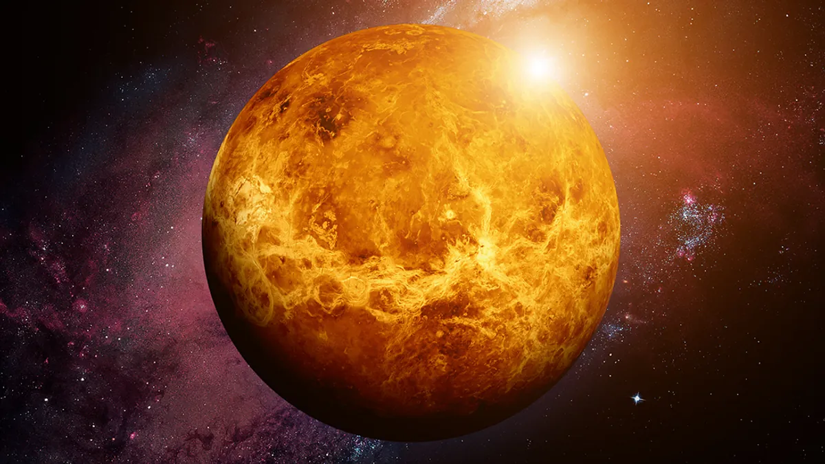 Venüs Neden Ters Yönde Dönüyor?