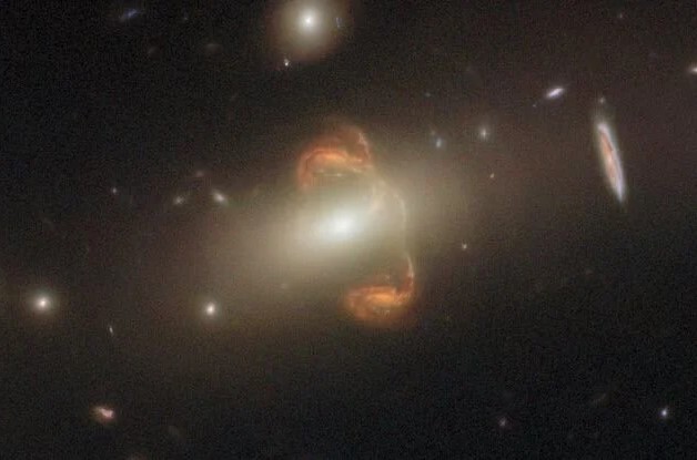 Hubble’ın Yakaladığı Görüntü, Tuhaf Bir Galaksi 'Yansımasını' Ortaya Çıkardı