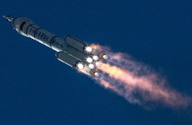 Çin Booster Roketi Riskli, Kontrol Dışı İnişten Sonra Dünya'ya Düştü