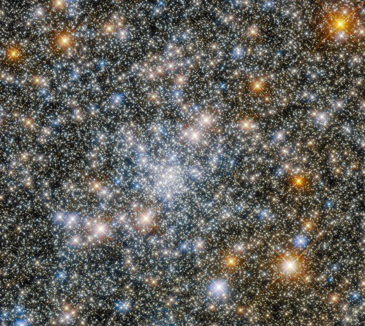 Hubble, Muhteşem Parıldayan Yıldız Kümesi ile Herkese Var Olduğunu Hatırlatıyor