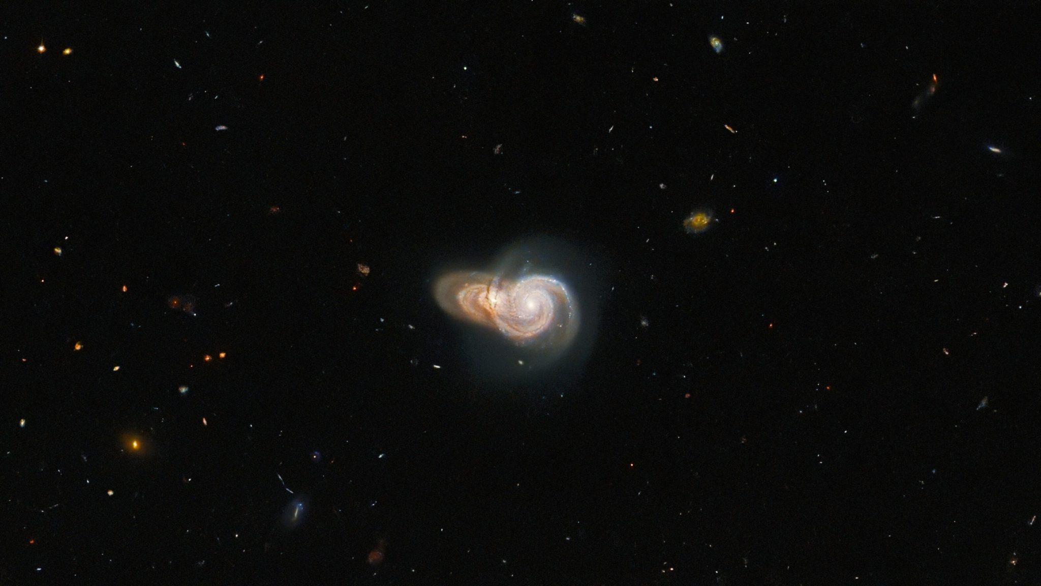 Hubble, 'Salyangoz' Görüntüsü Oluşturan, Üst Üste Binmiş 2 Galaksi Yakaladı