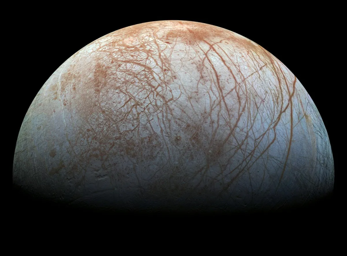 Europa'nın Buzlu Kabuğundaki Göller, Akan Sulu Buz "Lav" İle Patlayabilir