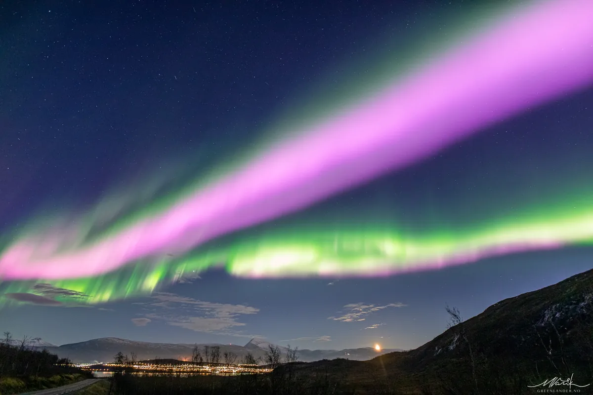 Dünyanın Manyetik Alanındaki Delik Altı Saat Açık Kaldı ve Nadir Pembe Auroralara Neden Oldu