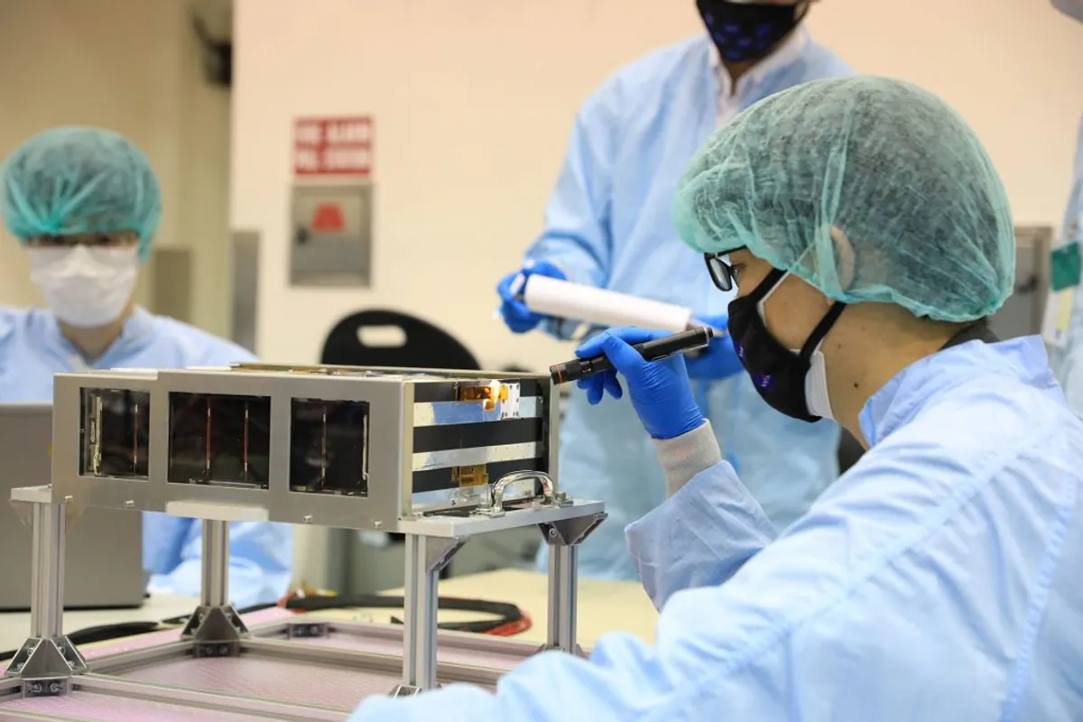 Japon CubeSat, Ay'ın Uzak Tarafının Fotoğraflarını Başarıyla Çekti