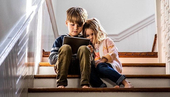 Çocuğunuzu Sakinleştirmek için Tablet veya Telefon Kullanmak Onlar Üzerinde Kalıcı Etkiler Bırakabilir