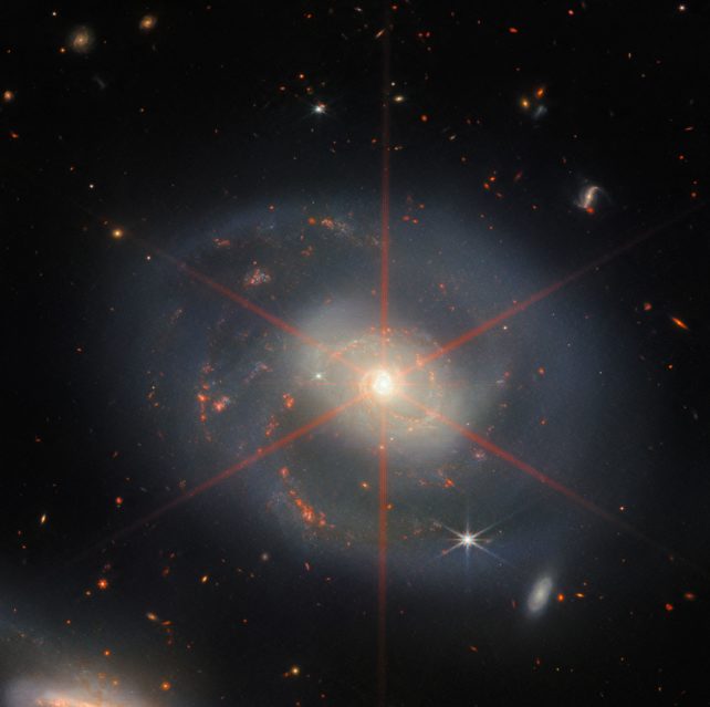 JWST Fotoğrafında, Uzaktaki Bir Galaksi Işıltılı Bir Noel Ağacı Süsüne Benziyor