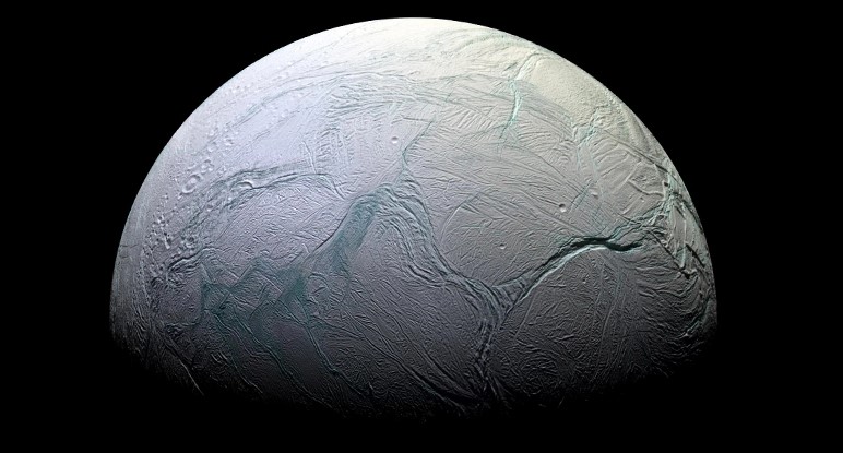 Satürn’ün Buzlu Uydusu Enceladus Hakkında Yeni Şeyler Keşfedildi