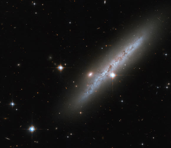Hubble, UGC 2890'ın Nefes Kesen Yeni Görüntüsünü Paylaştı