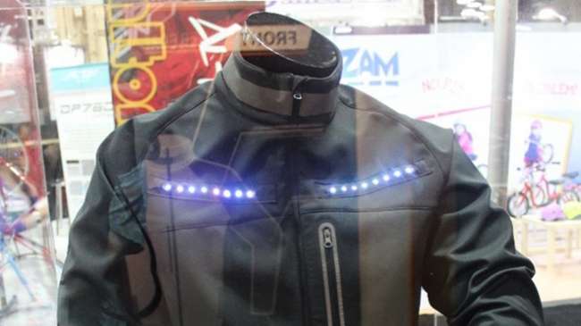 Bisikletçilere özel sinyal vermeyi kolaylaştıran akıllı ceket
