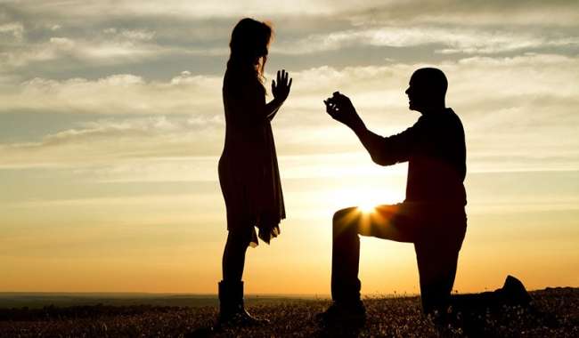 Evlilik teklifi heyecanına kalp atışları üzerinden tanık olun