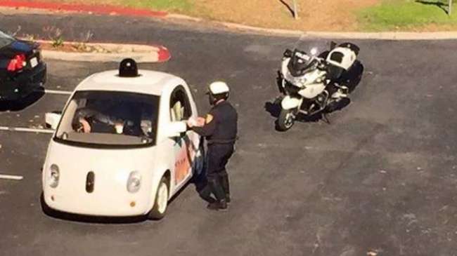 Google’ın sürücüsüz otomobili polis çevirmesine takıldı