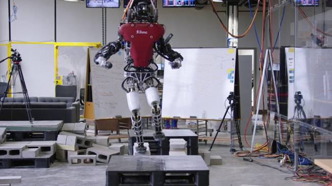 En dengeli insansı robot görüntülendi
