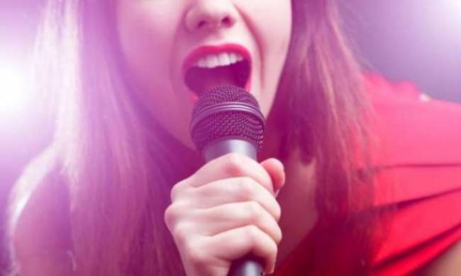 Kekeme İnsanlar Nasıl Takılmadan Şarkı Söyleyebiliyor?