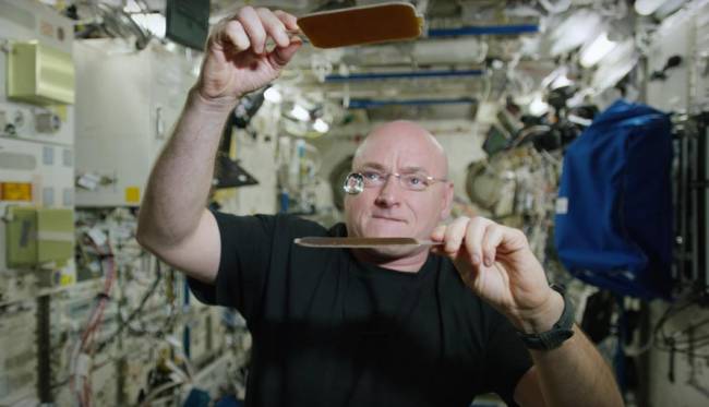 NASA Astronotu Scott Kelly, Uzay Boşluğunda Su Damlacığıyla Pinpon Oynadı