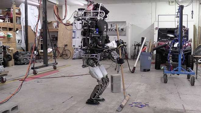 Ev temizliği yapan insansı robot