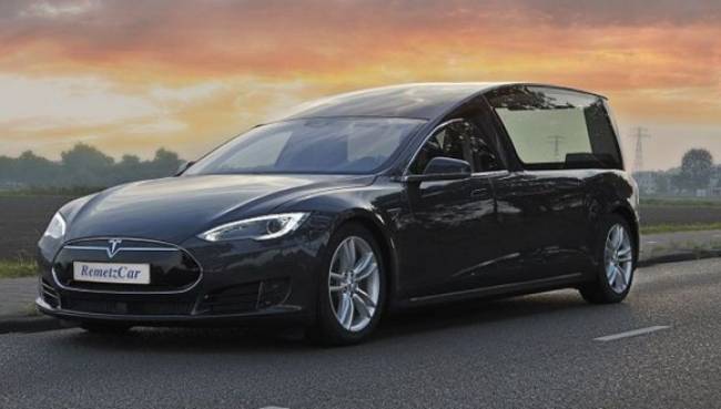 Tesla'dan ilk tam elektrikli cenaze aracı