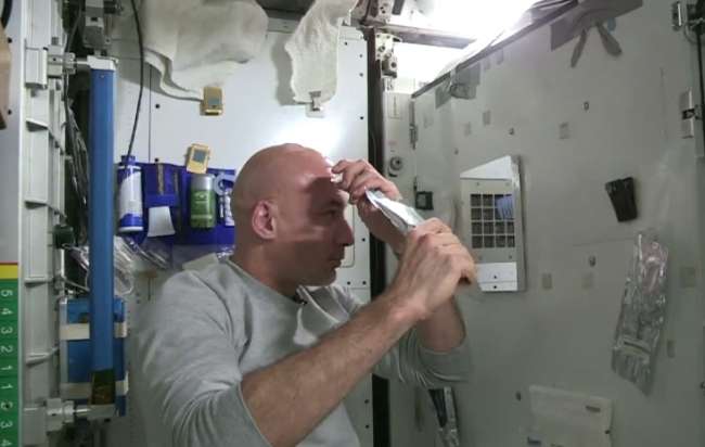 Kel bir adam başını uzayda nasıl yıkar?